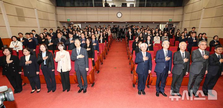 [서울=뉴시스] 최동준 기자 = 9일 서울 종로구 헌법재판소에서 열린 마은혁 헌법재판관 취임식에서 정계선(왼쪽부터), 김복형, 정정미, 이미선 재판관, 문형배 헌법재판소장 권한대행, 마은혁, 김형두, 정형식, 조한창 재판관이 기념촬영을 하고 있다. (공동취재) 2025.04.09. photo@newsis.com