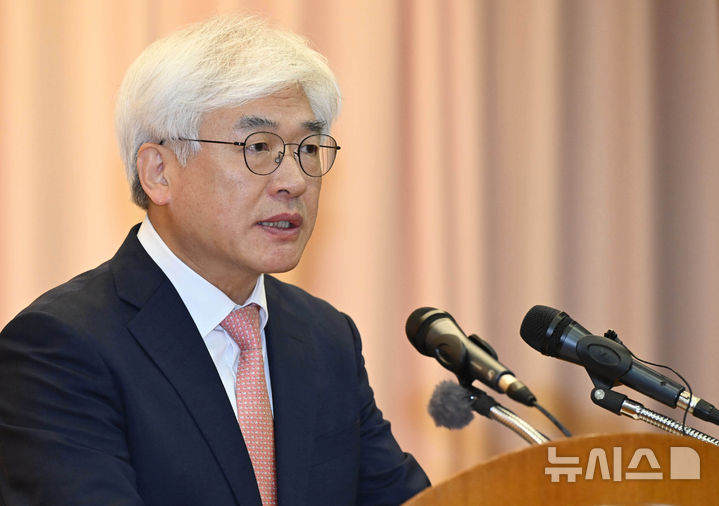[서울=뉴시스] 최동준 기자 = 마은혁 헌법재판관이 9일 서울 종로구 헌법재판소에서 열린 취임식에서 인사를 하고 있다. (공동취재) 2025.04.09. photo@newsis.com