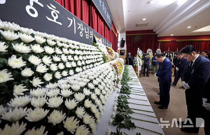 [대구=뉴시스] 이무열 기자 = 홍준표 대구시장이 9일 대구 동구 동구청 대회의실에 차려진 산불 진화 헬기 조종사 고 정궁호 기장의 추모 분향소를 찾아 묵념하고 있다. 2025.04.09. lmy@newsis.com