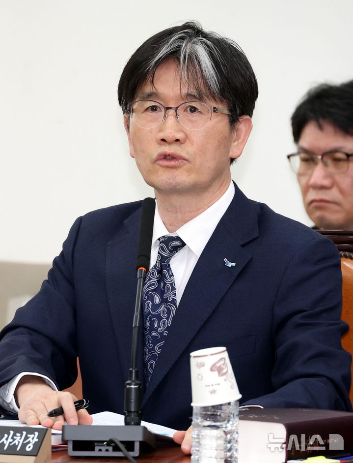 [서울=뉴시스] 조성봉 기자 =오동운 고위공직자범죄수사처(공수처)장이 17일 "초심을 잊지 않고 정치적 중립성과 직무상 독립성을 철저히 준수할 것"이라고 밝혔다. 오 처장이 4월 9일 오전 서울 여의도 국회에서 열린 법제사법위원회 전체회의에서 의원들의 질의에 답변하고 있다. 2025.04.09. suncho21@newsis.com