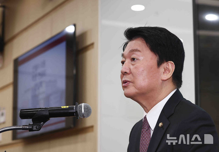 [서울=뉴시스] 김근수 기자 = 안철수 국민의힘 의원이 9일 오전 서울 성북구 고려대학교 의과대학 윤병주홀에서 열린 학생-전공의 간담회에서 인사말을 하고 있다. 2025.04.09. ks@newsis.com