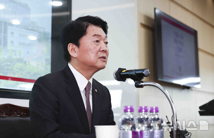 [서울=뉴시스] 김근수 기자 = 안철수 국민의힘 의원이 지난 9일 오전 서울 성북구 고려대학교 의과대학 윤병주홀에서 열린 학생-전공의 간담회에서 인사말을 하고 있다. 2025.04.09. ks@newsis.com