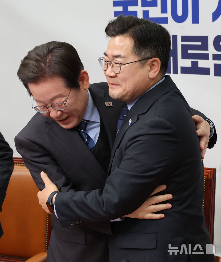 [서울=뉴시스] 권창회 기자 = 이재명 더불어민주당 대표가 9일 오전 서울 여의도 국회에서 열린 최고위원회의에서 당대표 사퇴 의사를 밝힌 뒤 박찬대 원내대표와 포옹하고 있다. 2025.04.09. kch0523@newsis.com