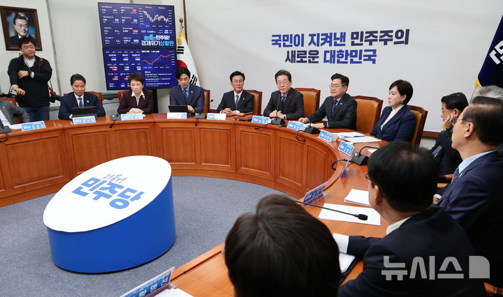 [서울=뉴시스] 권창회 기자 = 이재명 전 더불어민주당 대표가 지난 9일 오전 서울 여의도 국회에서 열린 최고위원회의에서 당대표 사퇴 의사를 밝히고 있다. 2025.04.09. kch0523@newsis.com