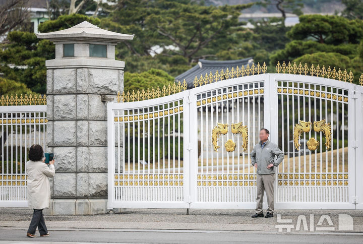 [서울=뉴시스] 정병혁 기자 = 9일 서울 종로구 청와대를 찾은 관람객들이 청와대 봉황문 앞에서 사진을 찍고 있다.윤석열 전 대통령에 대한 헌법재판소의 탄핵 선고 후 청와대를 찾는 발길이 늘어나고 있다. 광화문 등 인근에서 이어지던 탄핵 시위가 멈춘 데다, 조기 대선 후 대통령 집무실의 청와대 복귀 가능성도 나오는데 따른 변화로 읽힌다. 2025.04.09. jhope@newsis.com