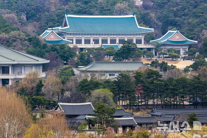 [서울=뉴시스] 정병혁 기자 = 윤석열 전 대통령에 대한 헌법재판소의 탄핵 선고 후 청와대를 찾는 발길이 늘어나고 있다. 광화문 등 인근에서 이어지던 탄핵 시위가 멈춘 데다, 조기 대선 후 대통령 집무실의 청와대 복귀 가능성도 나오는데 따른 변화로 읽힌다. 사진은 9일 서울 종로구 청와대. 2025.04.09. jhope@newsis.com