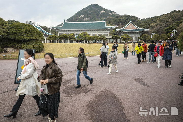 [서울=뉴시스] 정병혁 기자 = 9일 서울 종로구 청와대를 찾은 관람객들이 경내를 둘러보고 있다. 윤석열 전 대통령에 대한 헌법재판소의 탄핵 선고 후 청와대를 찾는 발길이 늘어나고 있다. 광화문 등 인근에서 이어지던 탄핵 시위가 멈춘 데다, 조기 대선 후 대통령 집무실의 청와대 복귀 가능성도 나오는데 따른 변화로 읽힌다. 2025.04.09. jhope@newsis.com