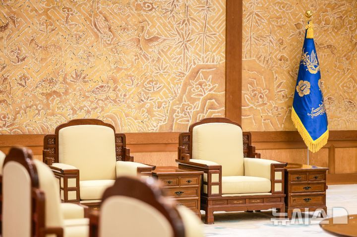 [서울=뉴시스] 정병혁 기자 = 윤석열 전 대통령에 대한 헌법재판소의 탄핵 선고 후 청와대를 찾는 발길이 늘어나고 있다. 광화문 등 인근에서 이어지던 탄핵 시위가 멈춘 데다, 조기 대선 후 대통령 집무실의 청와대 복귀 가능성도 나오는데 따른 변화로 읽힌다. 사진은 9일 서울 종로구 청와대 본관 접견실. 2025.04.09. jhope@newsis.com