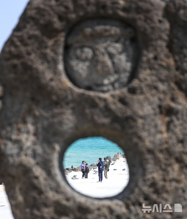 [제주=뉴시스] 우장호 기자 = 봄기운이 완연한 9일 오전 제주시 조천읍 함덕해수욕장에서 상춘객들이 바다를 배경으로 추억을 남기며 즐거운 시간을 보내고 있다. 2025.04.09. woo1223@newsis.com