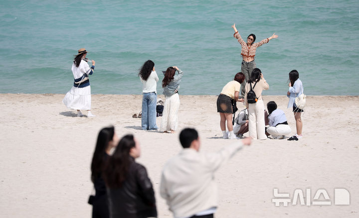 [제주=뉴시스] 우장호 기자 = 봄기운이 완연한 9일 오전 제주시 조천읍 함덕해수욕장에서 수학여행을 온 학생들이 바다를 배경으로 추억을 남기며 즐거운 시간을 보내고 있다. 2025.04.09. woo1223@newsis.com
