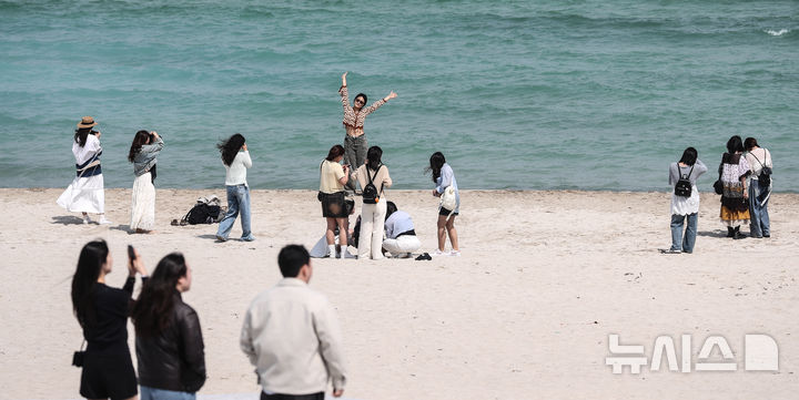 [제주=뉴시스] 우장호 기자 = 봄기운이 완연한 9일 오전 제주시 조천읍 함덕해수욕장에서 수학여행을 온 학생들이 바다를 배경으로 추억을 남기며 즐거운 시간을 보내고 있다. 2025.04.09. woo1223@newsis.com