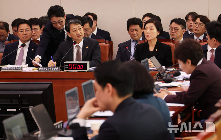 [서울=뉴시스] 권창회 기자 = 안덕근 산업통상자원부 장관이 9일 오전 서울 여의도 국회에서 열린 산업통상자원중소벤처기업위원회 전체회의에서 미국 트럼프 2기 행정부의 상호 관세 조치 관련 의원 질의에 답하고 하고 있다. 2025.04.09. kch0523@newsis.com