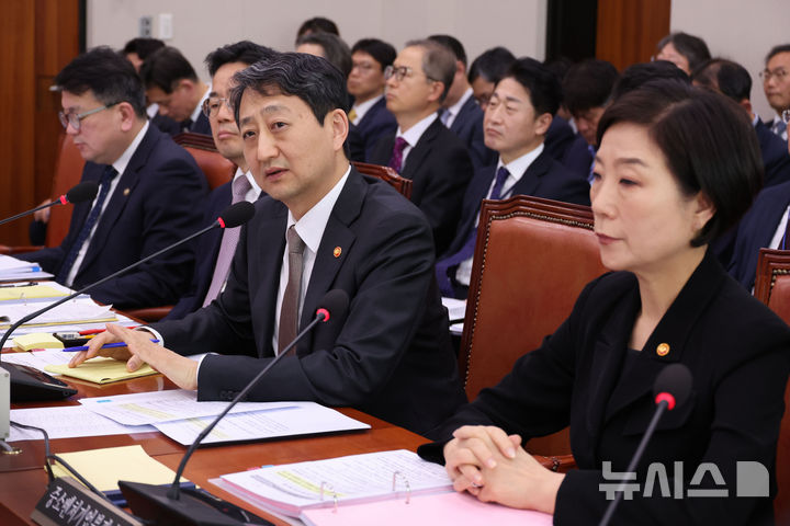 [서울=뉴시스] 권창회 기자 = 안덕근 산업통상자원부 장관이 9일 오전 서울 여의도 국회에서 열린 산업통상자원중소벤처기업위원회 전체회의에서 미국 트럼프 2기 행정부의 상호 관세 조치 관련 의원 질의에 답하고 하고 있다. 2025.04.09. kch0523@newsis.com