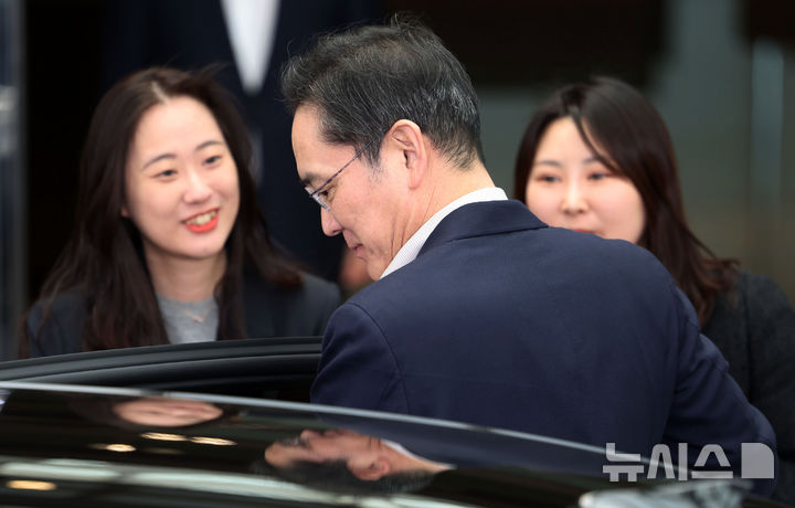 [서울=뉴시스] 홍효식 기자 = 일본 출장을 마친 이재용 삼성전자 회장이 9일 서울 강서구 김포비즈니스항공센터(SGBAC)로 귀국하고 있다. 2025.04.09. yesphoto@newsis.com