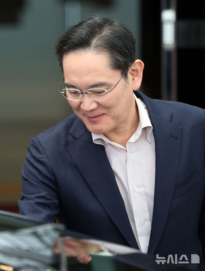 [서울=뉴시스] 홍효식 기자 = 일본 출장을 마친 이재용 삼성전자 회장이 9일 서울 강서구 김포비즈니스항공센터(SGBAC)로 귀국하고 있다. 2025.04.09. yesphoto@newsis.com