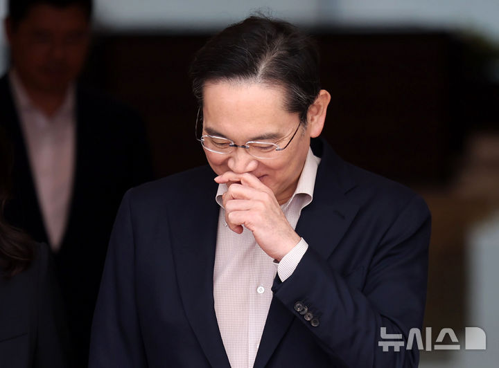 [서울=뉴시스] 홍효식 기자 = 일본 출장을 마친 이재용 삼성전자 회장이 9일 서울 강서구 김포비즈니스항공센터(SGBAC)로 귀국하고 있다. 2025.04.09. yesphoto@newsis.com