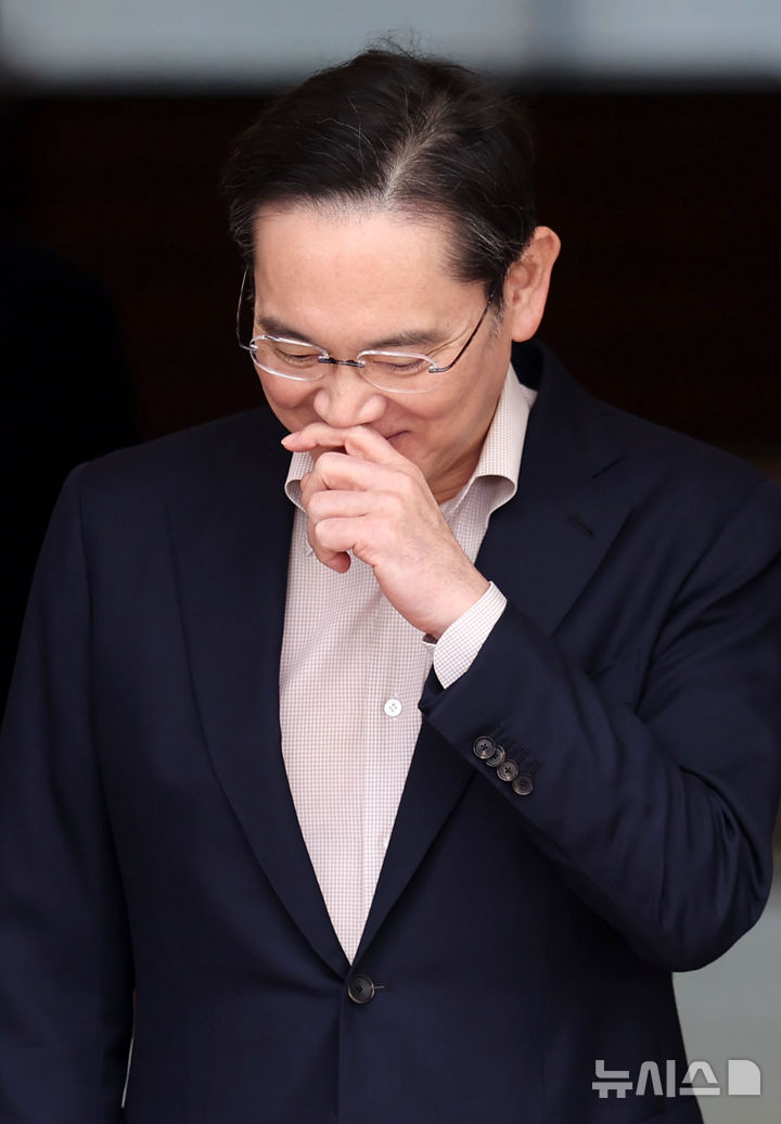 [서울=뉴시스] 홍효식 기자 = 일본 출장을 마친 이재용 삼성전자 회장이 9일 서울 강서구 김포비즈니스항공센터(SGBAC)로 귀국하고 있다. 2025.04.09. yesphoto@newsis.com