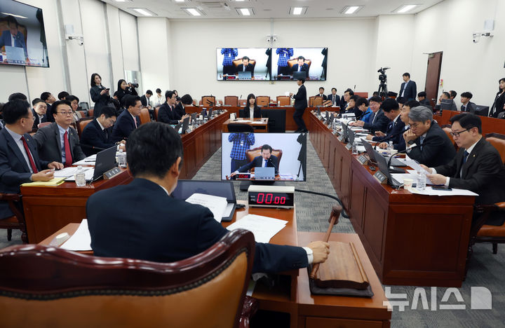 [서울=뉴시스] 고승민 기자 = 9일 서울 여의도 국회에서 열린 제424회 국회(임시회) 제1차 법제사법위원회 전체회의에서 정청래 위원장이 최상목 경제부총리 겸 기획재정부 장관 탄핵소추사건 조사 청문회 증인, 참고인 출석 요구의 건을 가결시키고 있다. 2025.04.09. kkssmm99@newsis.com