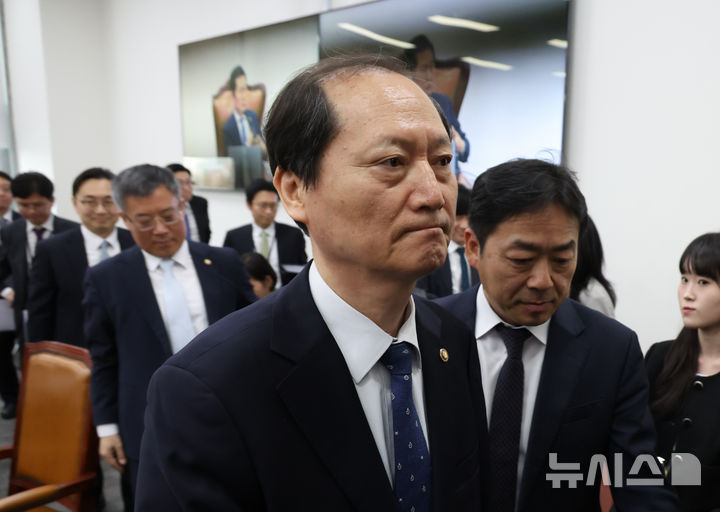 [서울=뉴시스] 고승민 기자 = 헌법재판관 후보자로 지명된 이완규 법제처장이 9일 서울 여의도 국회에서 열린 제424회 국회(임시회) 제1차 법제사법위원회의 현안질의 오전질의 정회 후 회의실을 나서고 있다. 2025.04.09. kkssmm99@newsis.com