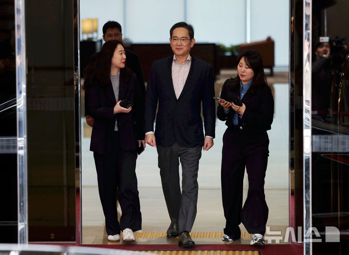 [서울=뉴시스] 홍효식 기자 = 일본 출장을 마친 이재용 삼성전자 회장이 9일 서울 강서구 김포비즈니스항공센터(SGBAC)로 귀국하고 있다. 2025.04.09. yesphoto@newsis.com