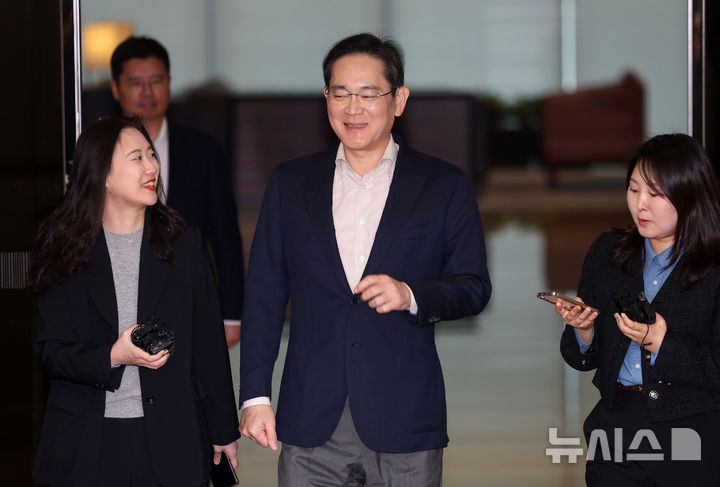 [서울=뉴시스] 홍효식 기자 =지난달 9일 일본 출장을 마친 이재용 삼성전자 회장이&nbsp; 서울 강서구 김포비즈니스항공센터(SGBAC)로 귀국하고 있다. 2025.04.09. yesphoto@newsis.com