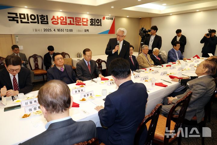 [서울=뉴시스] 조성봉 기자 = 정의화 국민의힘 상임고문단 회장이 지달 9일 서울 여의도의 한 식당에서 열린 상임고문단 회의 및 오찬에서 발언을 하고 있다.2025.04.09. suncho21@newsis.com