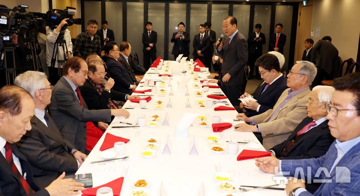 [서울=뉴시스] 조성봉 기자 = 권영세 국민의힘 비상대책위원장이 9일 서울 여의도의 한 식당에서 열린 상임고문단 회의 및 오찬에서 발언을 하고 있다.2025.04.09. suncho21@newsis.com