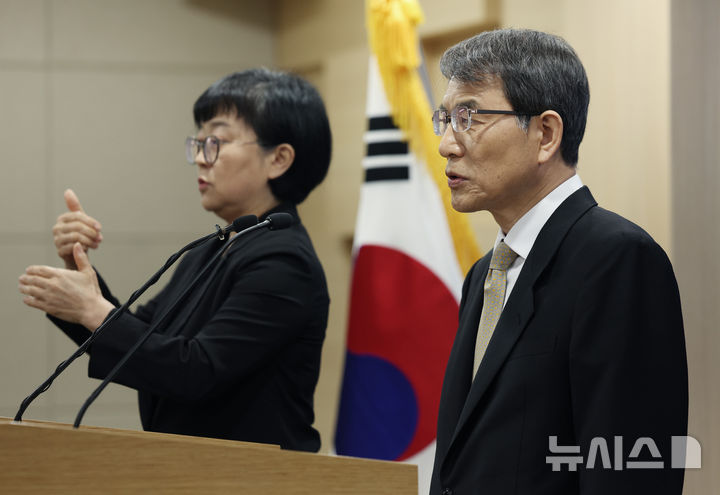 [과천=뉴시스] 김진아 기자 = 노태악 중앙선거관리위원장이 9일 경기 과천 중앙선거관리위원회에서 6월 3일 치러지는 제21대 대통령 선거 관련 대국민 담화를 발표하고 있다. 2025.04.09. bluesoda@newsis.com