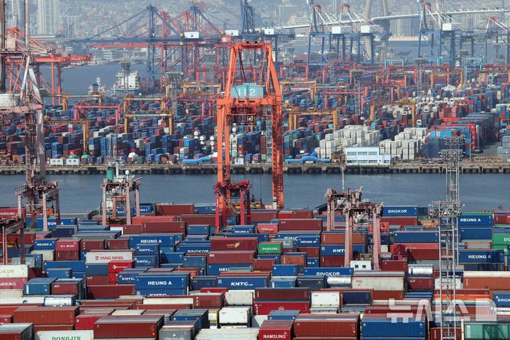 [부산=뉴시스] 하경민 기자 = 도널드 트럼프 미국 행정부의 전 세계 대상 상호관세가 발효된 9일 부산 남구 신선대(사진 아래) 및 감만(위) 부두 야적장에 수출입 컨테이너가 쌓여 있다. 2025.04.09. yulnetphoto@newsis.com