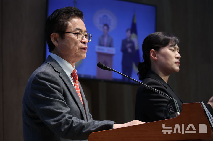 [서울=뉴시스] 권창회 기자 = 이철우 경북도지사가 9일 오후 서울 여의도 국회 소통관에서 열린 기자회견에서 제21대 대통령선거 출마선언을 하고 있다. 2025.04.09. kch0523@newsis.com