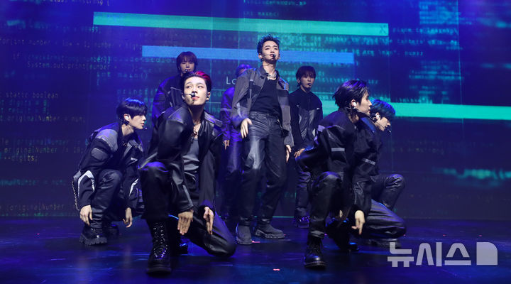 [서울=뉴시스] 김혜진 기자 = 그룹 휘브가 9일 오후 서울 강남구 성암아트홀에서 열린 네 번째 싱글앨범 'BANG OUT' 발매 기념 쇼케이스에서 무대를 선보이고 있다. 2025.04.09. jini@newsis.com