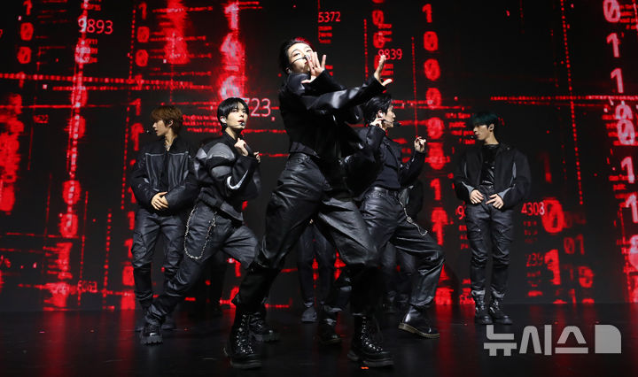 [서울=뉴시스] 김혜진 기자 = 그룹 휘브가 9일 오후 서울 강남구 성암아트홀에서 열린 네 번째 싱글앨범 'BANG OUT' 발매 기념 쇼케이스에서 무대를 선보이고 있다. 2025.04.09. jini@newsis.com