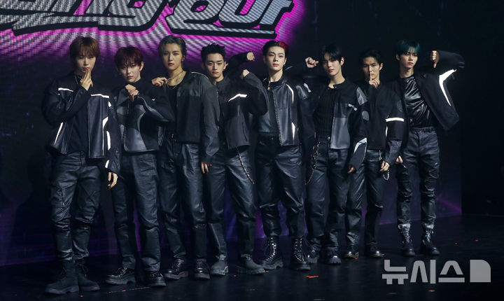 [서울=뉴시스] 김혜진 기자 = 그룹 휘브가 9일 오후 서울 강남구 성암아트홀에서 열린 네 번째 싱글앨범 'BANG OUT' 발매 기념 쇼케이스에서 포즈를 취하고 있다. 2025.04.09. jini@newsis.com