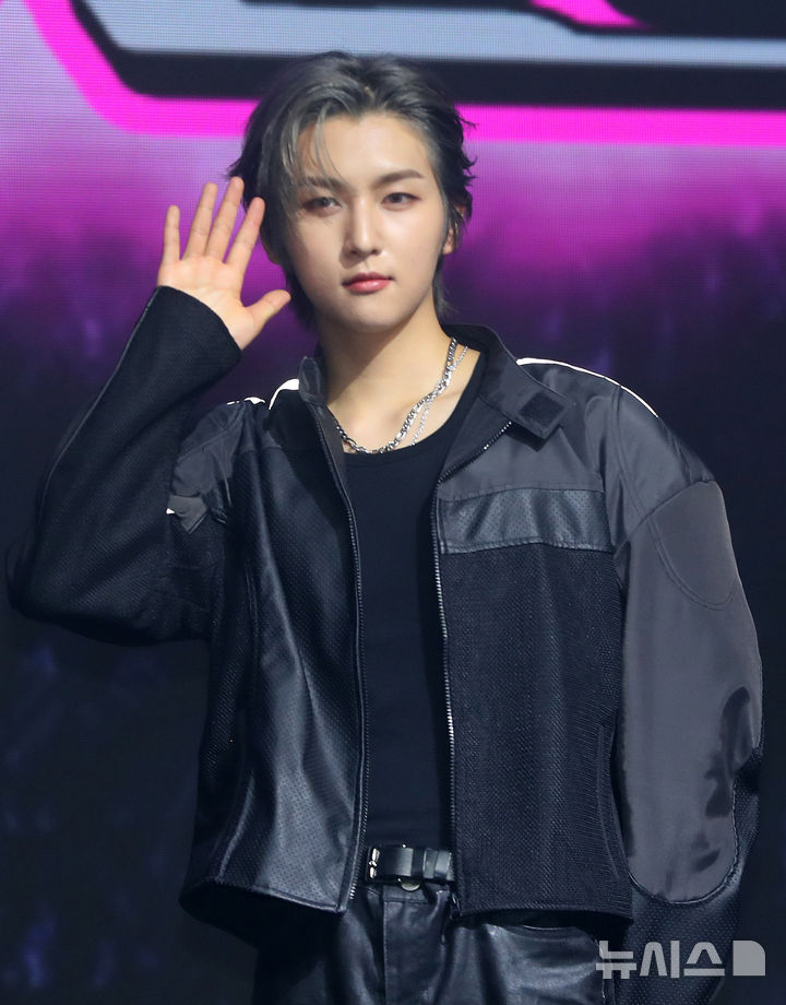 [서울=뉴시스] 김혜진 기자 = 그룹 휘브 인홍이 9일 오후 서울 강남구 성암아트홀에서 열린 네 번째 싱글앨범 'BANG OUT' 발매 기념 쇼케이스에서 포즈를 취하고 있다. 2025.04.09. jini@newsis.com