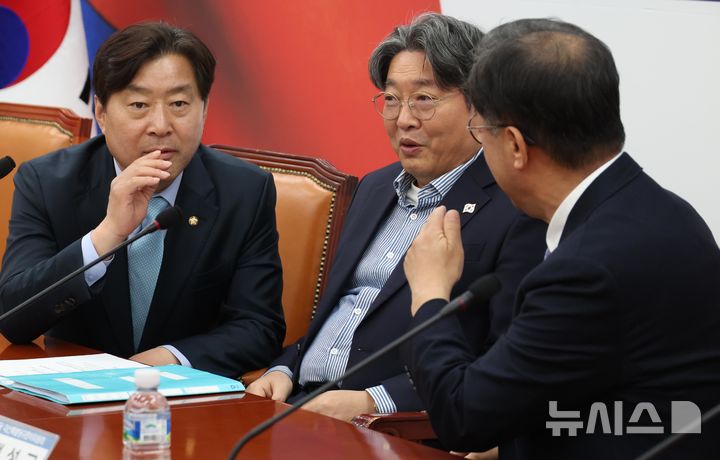 [서울=뉴시스] 조성봉 기자 = 이춘석 더불어민주당 대선특별당규준비위원장이 9일 오후 서울 여의도 국회에서 열린 민주당 대선특별당규준비위원회 제1차회의에서 참석자들과 대화를 하고 있다. 왼쪽부터 황명선 위원, 이 위원장, 맹성규 부위원장. 2025.04.09. suncho21@newsis.com