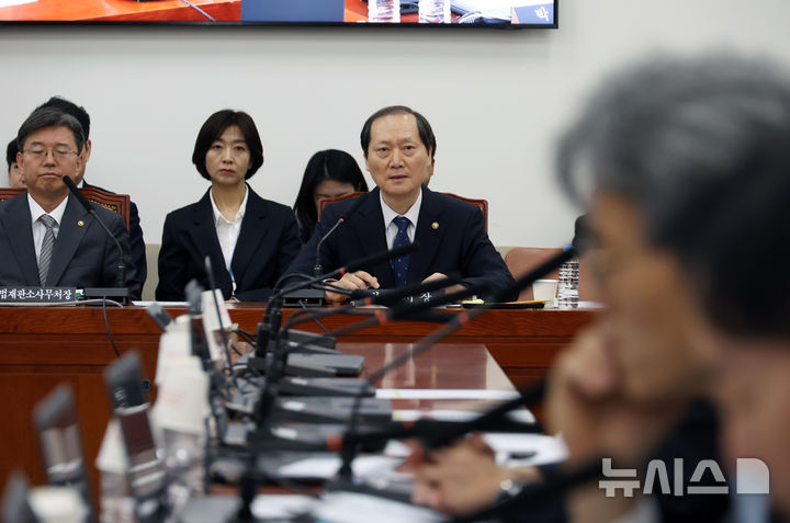 [서울=뉴시스] 고승민 기자 = 헌법재판관 후보자로 지명된 이완규 법제처장이 9일 서울 여의도 국회에서 열린 제424회 국회(임시회) 제1차 법제사법위원회의 현안질의에서 의원 질의에 답하고 있다. 2025.04.09. kkssmm99@newsis.com