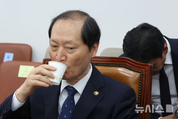 [서울=뉴시스] 고승민 기자 = 헌법재판관 후보자로 지명된 이완규 법제처장이 9일 서울 여의도 국회에서 열린 제424회 국회(임시회) 제1차 법제사법위원회의 오후 현안질의에서 시작 전 물을 마시고 있다. 2025.04.09. kkssmm99@newsis.com