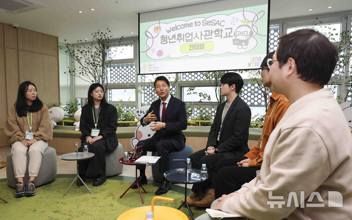 [서울=뉴시스] 김근수 기자 = 오세훈(왼쪽 세번째) 서울시장이 지난 4월 9일 서울 도봉구 청년취업사관학교에서 교육생들과 간담회를 하고 있다. 2025.04.09. ks@newsis.com