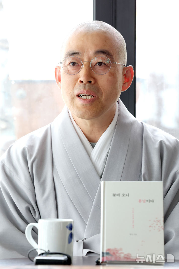 [서울=뉴시스] 박진희 기자 = 조계종출판사 신간 에세이 '꽃비 오니 봄날이다'의 저자 동은 스님이 9일 서울 종로구 한 카페에서 기자간담회를 하고 있다. 2025.04.09. pak7130@newsis.com