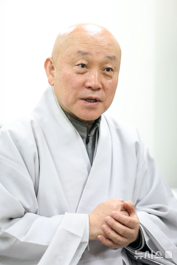 [서울=뉴시스] 박진희 기자 = 한국불교문화사업단 단장 만당스님이 지난 9일 서울 종로구 템플스테이센터에서 '사찰음식 국가무형유산 지정' 관련 인터뷰를 하고 있다. 국가유산청은 승려들이 일상에서 먹는 수행식과 발우공양 등을 포괄한 '사찰음식'을 국가무형유산으로 지정 예고했다. 2025.04.12. pak7130@newsis.com