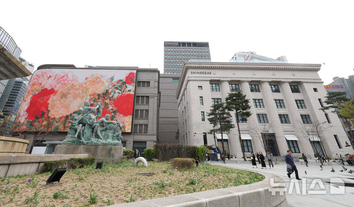 [서울=뉴시스] 김진아 기자 = 신세계백화점 본점이 '더 헤리티지'를 새롭게 개관하며 국내 최고의 럭셔리 랜드마크로 거듭난다고 9일 밝혔다. 신세계백화점은 90년 된 서울 명동 옛 제일은행 본점 건물의 보존과 복원에 공을 들여 역사·문화·쇼핑이 결합한 공간 '더 헤리티지'를 개관했다. 사진은 이날 서울 중구 신세계백화점 본점 더 헤리티지 모습. 2025.04.09. bluesoda@newsis.com