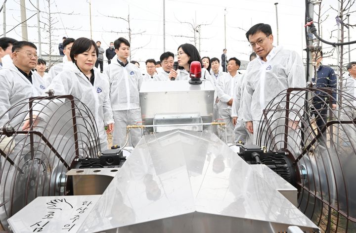 [서울=뉴시스] 최상목(오른쪽) 부총리 겸 기획재정부 장관과 송미령 농림축산식품부 장관이 9일 오후 충남 예산군에 위치한 사과 과수원인 내포농원을 방문해 관계자로부터 농기구 열풍방상팬 설명을 듣고 있다. (사진=기획재정부 제공) 2025.04.09. photo@newsis.com *재판매 및 DB 금지