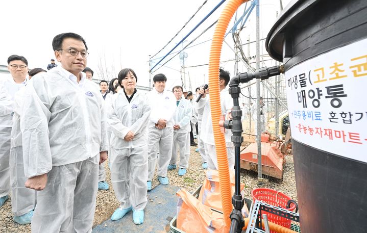 [서울=뉴시스] 최상목 부총리 겸 기획재정부 장관과 송미령 농림축산식품부 장관이 9일 오후 충남 예산군에 위치한 사과 과수원인 내포농원을 방문해 관계자로부터 스마트 과수원 설명을 듣고 있다. (사진=기획재정부 제공) 2025.04.09. photo@newsis.com *재판매 및 DB 금지
