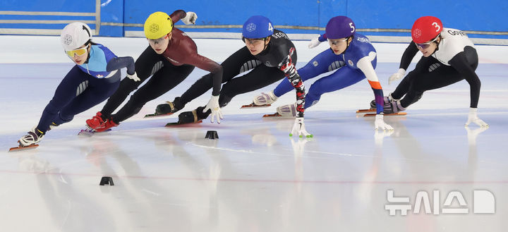 [서울=뉴시스] 추상철 기자 = 지난 9일 오후 서울 양천구 목동실내빙상장에서 열린 '2025/26시즌 쇼트트랙 국가대표 1차 선발대회' 여자부 1000m 결승, 김길리(횐, 성남시청), 노도희(노, 화성시청), 심석희(파, 서울시청), 이소연(보, 스포츠토토빙상단), 김지유(빨, 고양시청)가 역주하고 있다. 2025.04.09. scchoo@newsis.com