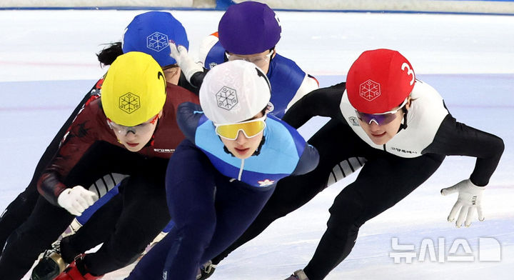[서울=뉴시스] 추상철 기자 = 지난 9일 오후 서울 양천구 목동실내빙상장에서 열린 '2025/26시즌 쇼트트랙 국가대표 1차 선발대회' 여자부 1000m 결승, 김길리(횐, 성남시청)가 역주하고 있다. 2025.04.09. scchoo@newsis.com