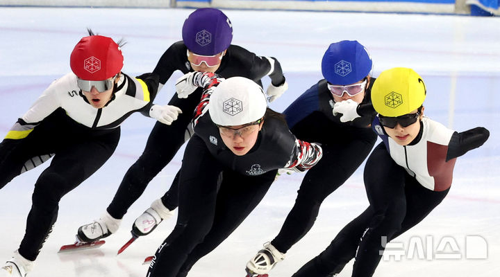 [서울=뉴시스] 추상철 기자 = 9일 오후 서울 양천구 목동실내빙상장에서 열린 '2025/26시즌 쇼트트랙 국가대표 1차 선발대회' 여자부 1000m 준준결승, 심석희(흰,서울시청), 이민솔(빨, 화정고), 김세민(보, 용인대), 윤도경(파, 전북도청), 유수민(노,천천고)이 역주하고 있다. 2025.04.09. scchoo@newsis.com