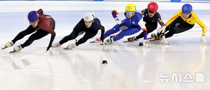 [서울=뉴시스] 추상철 기자 = 9일 오후 서울 양천구 목동실내빙상장에서 열린 '2025/26시즌 쇼트트랙 국가대표 1차 선발대회' 남자부 1000m 결승, 김태성(보라, 화성시청), 임종언(흰, 노원고), 박장혁(노, 스포츠토토빙상단), 박지원(빨, 서울시청), 이선호(파, 단국대)가 역주하고 있다. 2025.04.09. scchoo@newsis.com