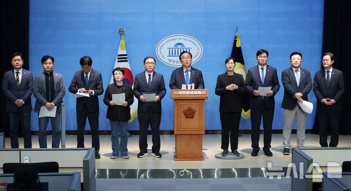 [서울=뉴시스] 고승민 기자 = 이재강 등 더불어민주당 초선의원 모임 '더민초' 소속 의원들이 지난 4월9일 서울 여의도 국회 소통관에서 한덕수 권한대행 등 탄핵촉구 관련 기자회견을 하고 있다. 2025.04.09. kkssmm99@newsis.com