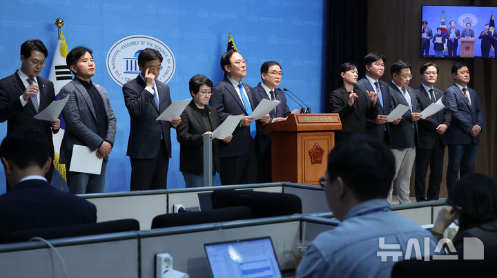 [서울=뉴시스] 고승민 기자 = 허성무 등 더불어민주당 초선의원 모임 '더민초' 소속 의원들이 지난 4월9일 서울 여의도 국회 소통관에서 한덕수 권한대행 등 탄핵촉구 관련 기자회견을 하고 있다. 2025.04.09. kkssmm99@newsis.com