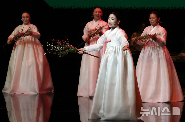 [서울=뉴시스] 이영환 기자 = 국립국악원 민속악단 단원들이 9일 오후 서울 서초구 국립국악원 예악당에서 정기공연 '다시 그리는 노래' 언론 시연회를 하고 있다.국립국악원 민속악단 정기공연 '다시 그리는 노래'는 오는 10일~11일까지 국립국악원 예악당에서 진행된다. 2025.04.09. 20hwan@newsis.com